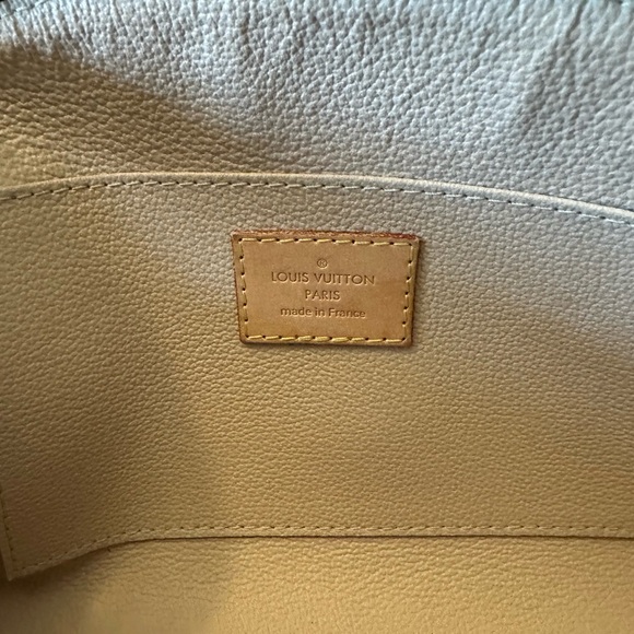 Louis Vuitton Cosmetic Pouch - MM Monogram with dust bag and tags. - Picture 5 of 7